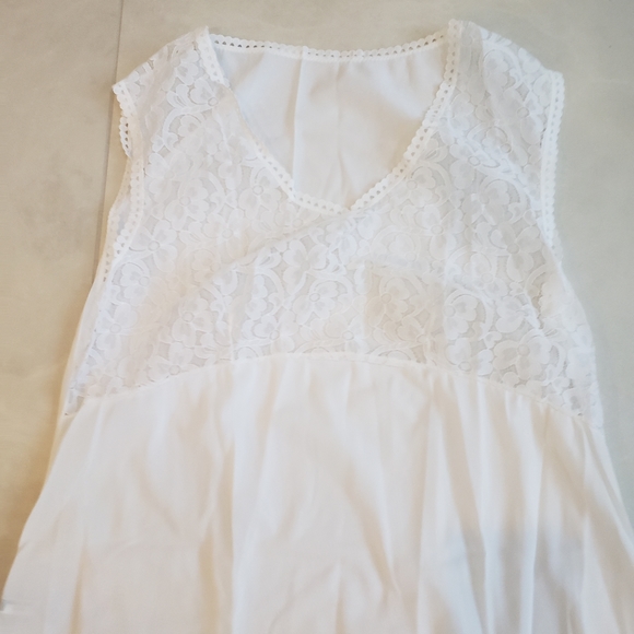 Brand new Women's Italian Size 4 Lingerie- robe, 2 nightgowns and a garter band - Picture 3 of 9